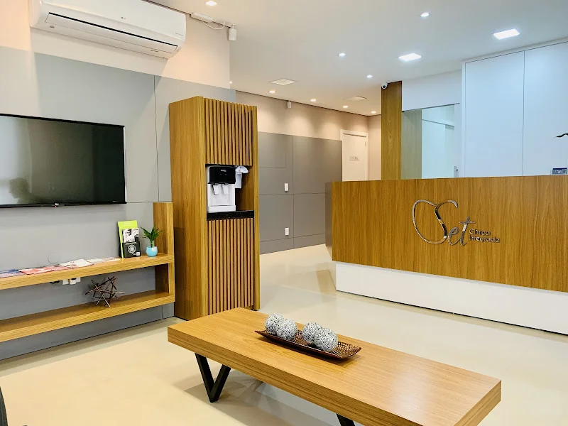 Recepção moderna e acolhedora da Set Clínica Integrada em Novo Hamburgo